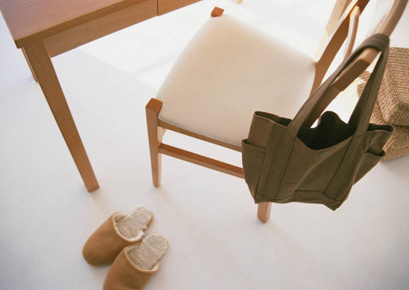 无人,横图,俯视,室内,特写,白天,地板,桌子,静物,鞋子,椅子,阴影,反射,包,影子,木椅,地面,书桌,木地板,白色,课桌,拖鞋,一束,卫生,斜挎包,纯真,洁净,光明,恬静,中间色,朴素,清白,彩图,高角度拍摄