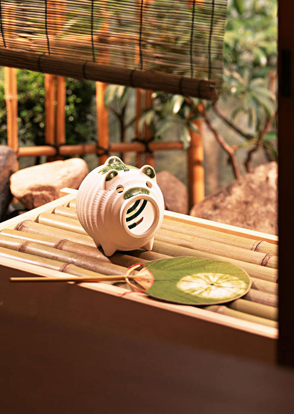 无人,竖图,室内,特写,白天,正面,日本文化,装饰,扇子,蚊香猪,蚊香架,清凉,凉爽,文化,帘子,珠帘,华丽,修饰,点缀,和风,衬托,美观,雅致,雅观,彩图,和风扇,和风扇子,凉扇,蚊取豚,香薰器,小猪香炉,传统文化