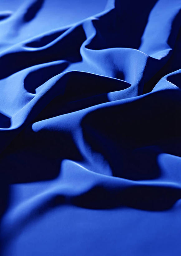 无人,竖图,俯视,室内,特写,白天,静物,阴影,花纹,透明,反射,绒毛,图案,影子,布纹,蓝色,布匹,理智,沉静,冷色,高深,冷淡,天鹅绒,绒布,彩图,高角度拍摄,绒圈,漳绒布