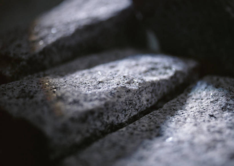 无人,横图,室内,特写,白天,正面,石头,静物,三块,阴影,反射,纹路,石子,纹理,影子,灰色,沉积岩,肌理,柔和,大方,细致,中间色,朴素,平稳,水成岩,石块,岩石,彩图