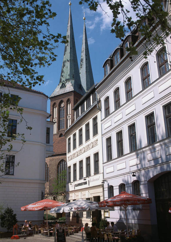 无人,教堂,竖图,室外,白天,仰视,旅游,度假,植物,窗户,标志建筑,地标,建筑,德国,欧洲,一排,许多,阴影,节日,整齐,光线,伞,影子,雨伞,遮阳伞,云,云朵,云彩,文化,娱乐,阳伞,建设,玻璃窗,树,树木,排列,蓝色,绿色,白云,蓝天,天空,阳光,自然,天,祈祷,享受,休闲,健康,旅游胜地,放松,许愿,宗教,信仰,生长,晴朗,成长,纪念,祈求,太阳伞,西欧,队列,信念,德意志联邦共和国,萨克森州,萨克森自由州,莱比锡,尼古拉教堂,平安,晴空,彩图,低角度拍摄,大教堂,礼拜堂