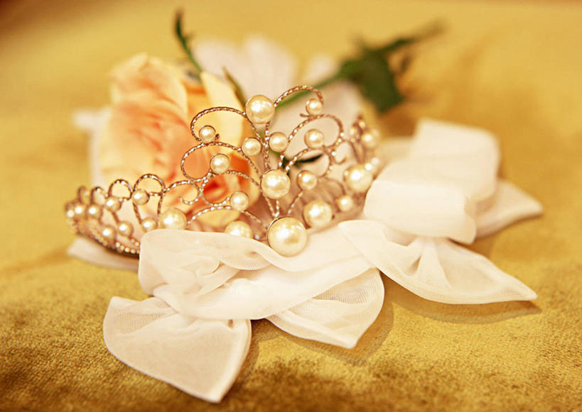 无人,横图,俯视,室内,特写,白天,幸福,纯洁,皇冠,阴影,朦胧,模糊,装饰,反射,丝绸,丝带,影子,珍珠,缎带,绸带,蝴蝶结,容器,箱子,健康,储藏,华丽,修饰,点缀,贵重,权威,珍贵,富有,储存,高贵,衬托,美观,雅致,雅观,权力,统治,宝贵,有机宝石,匣子,王冠,彩图,高角度拍摄,百宝箱,首饰箱,贮存