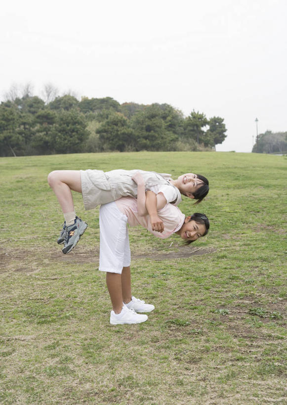 东方人,背,两个人,伙伴,朋友,笑,微笑,露齿笑,竖图,室外,白天,侧面,友谊,草地,草坪,树林,植物,亚洲,阴影,服装,光线,影子,注视,休闲装,黄种人,草,树,树木,衣服,蓝色,绿色,蓝天,天空,阳光,自然,天,背着,观察,看,手挽手,休闲,休闲服,服饰,生长,晴朗,成长,观看,察看,关注,万里无云,背负,友情,年轻女性,女人,女性,亚洲人,晴空,晴空万里,彩图,全身