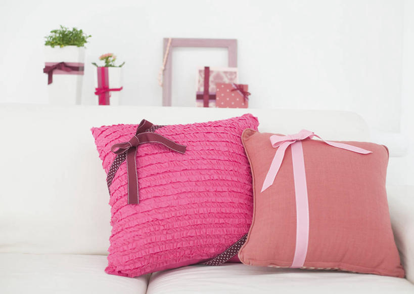 无人,客厅,横图,室内,白天,正面,植物,靠垫,沙发,礼盒,礼物,阴影,装饰,反射,盆栽,丝绸,丝带,影子,纸盒,墙,缎带,靠枕,盆景,墙壁,墙面,绸带,盒子,两个,绿色,白色,自然,包装盒,礼品盒,垫子,枕头,礼品,生长,成长,华丽,修饰,点缀,起居室,布艺沙发,衬托,美观,雅致,雅观,客堂,彩图