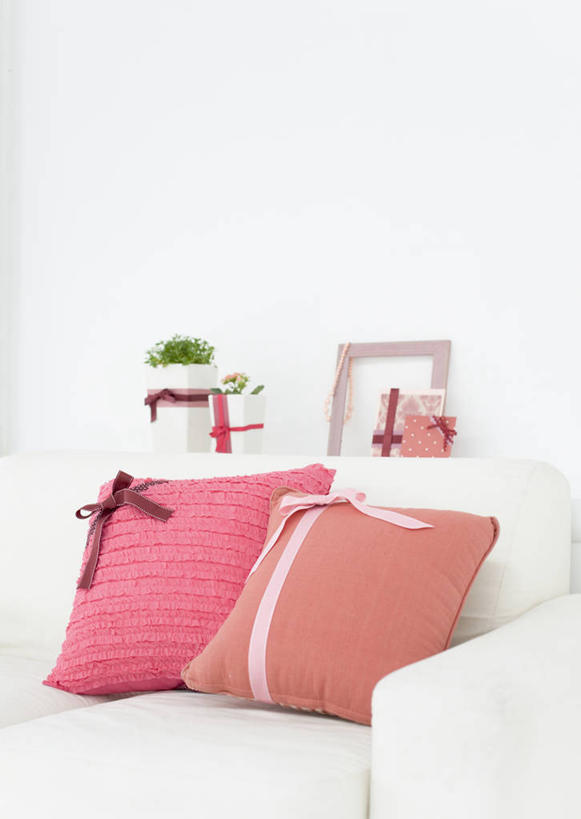 无人,客厅,竖图,室内,白天,正面,植物,靠垫,沙发,礼盒,礼物,阴影,装饰,反射,盆栽,丝绸,丝带,影子,纸盒,墙,缎带,靠枕,盆景,墙壁,墙面,绸带,盒子,两个,绿色,白色,自然,包装盒,礼品盒,垫子,枕头,礼品,生长,成长,华丽,修饰,点缀,起居室,布艺沙发,衬托,美观,雅致,雅观,客堂,彩图