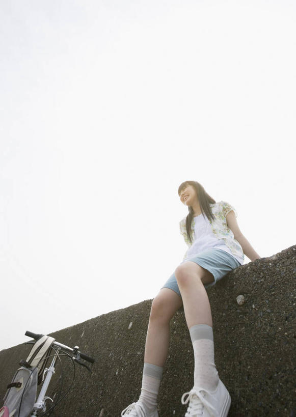 东方人,一个人,坐,竖图,室外,白天,仰视,安全,自行车,亚洲,仅一个年轻女性,仅一个女性,仅一个人,一辆,撑,阴影,服装,光线,影子,墙,防护,注视,休闲装,黄种人,墙壁,墙面,车,脚踏车,衣服,蓝色,蓝天,天空,阳光,交通工具,天,观察,看,休闲,休闲服,服饰,晴朗,观看,保护,察看,撑着,关注,载具,保险,防波堤,万里无云,保全,周全,安稳,安定,平安,年轻女性,女人,女性,亚洲人,晴空,晴空万里,坐着,半身,彩图,低角度拍摄,破浪堤