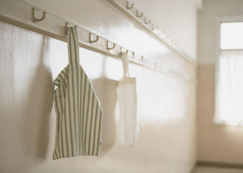 无人,横图,室内,特写,白天,正面,购物,消费,窗户,静物,袋子,衣架,吊挂,悬挂,环保,朦胧,模糊,包装袋,墙,购物袋,挂,玻璃窗,墙壁,墙面,两个,白色,环保袋,金融,能源,回收,资源,购买,贸易,利用,低碳,循环,持续,挂衣架,晾衣架,彩图