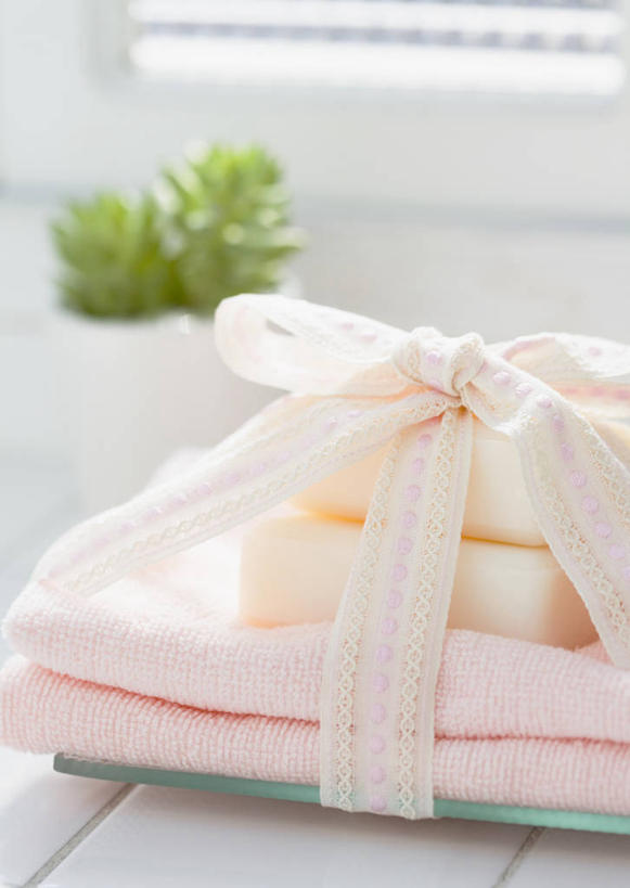 无人,竖图,俯视,室内,特写,白天,植物,窗户,地板,落地窗,朦胧,模糊,纺织物,盆栽,丝绸,丝带,缎带,盆景,地面,木地板,玻璃窗,绸带,绿色,自然,蝴蝶结,毛巾,清洁,生长,成长,保暖,捆绑,透气,防水,绑缚,储水,耐磨,吸水,彩图,高角度拍摄