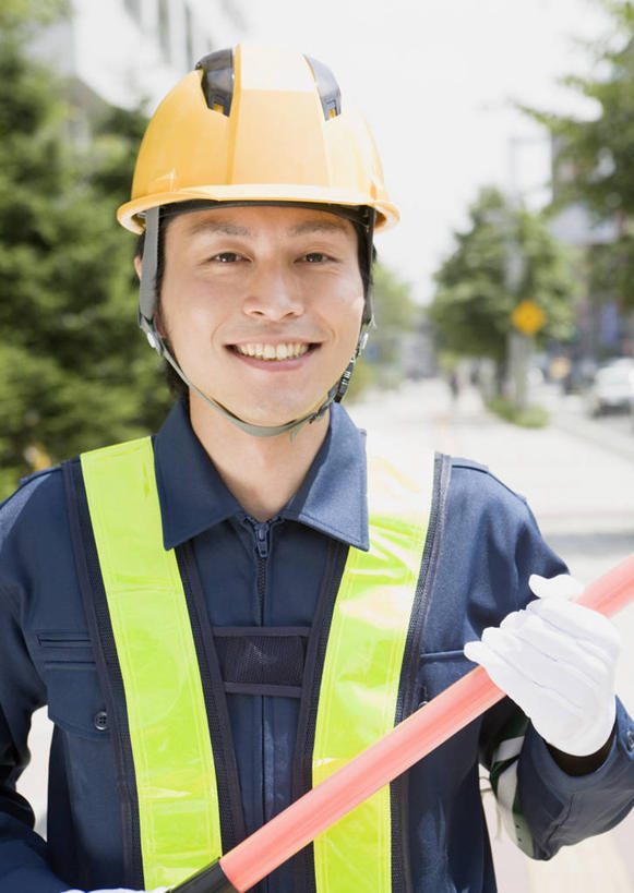 东方人,一个人,交警,站,笑,微笑,露齿笑,竖图,室外,白天,正面,工作服,制服,安全,植物,帽子,亚洲,仅一个男性,仅一个人,握,头盔,塑料,防护,拿,拿着,注视,黄种人,树,树木,仅一个年轻男性,绿色,自然,安全帽,手套,塑料制品,观察,看,站着,握着,生长,成长,观看,保护,荧光棒,察看,关注,保险,保全,周全,安稳,安定,防护手套,工作制服,平安,男人,男性,年轻男性,亚洲人,交通管理员,交通警察,站立,半身,彩图,工作套服,安全服,反光背心,反光服,反光衣,夜光棒,闪光棒,发光棒