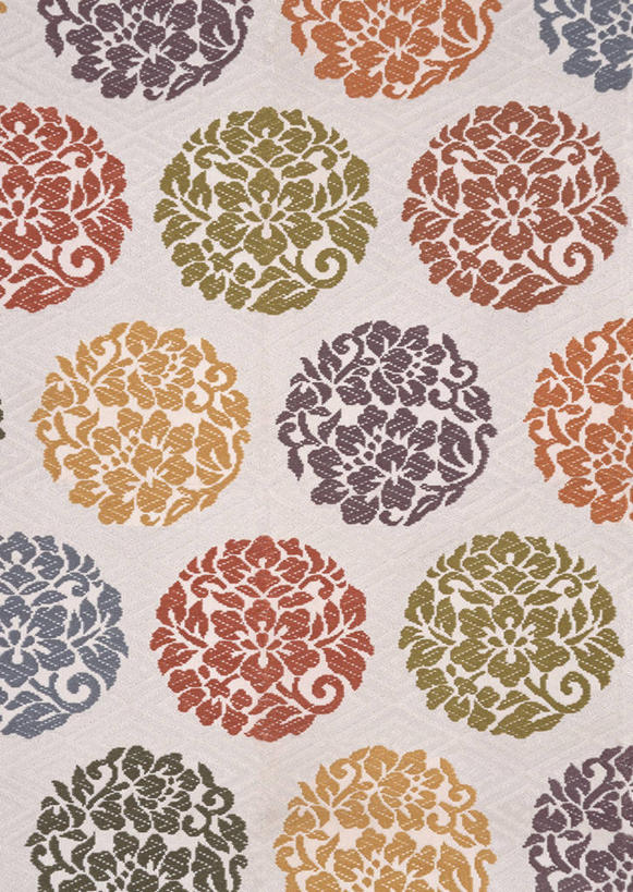 无人,竖图,室内,白天,正面,牡丹花,刺绣,一排,许多,花纹,艺术,整齐,装饰,盛开,手工艺品,花蕾,文化,花,花瓣,花朵,鲜花,排列,黄色,红色,蓝色,绿色,工艺品,花苞,花蕊,华丽,修饰,苏绣,点缀,高雅,富贵,队列,斑纹,鼠姑,鹿韭,白茸,百雨金,自信心,品位,衬托,美观,雅致,雅观,浓情,圆满,富贵花,洛阳花,牡丹,木芍药,芍药,彩图,女红,针绣,针黹,黹