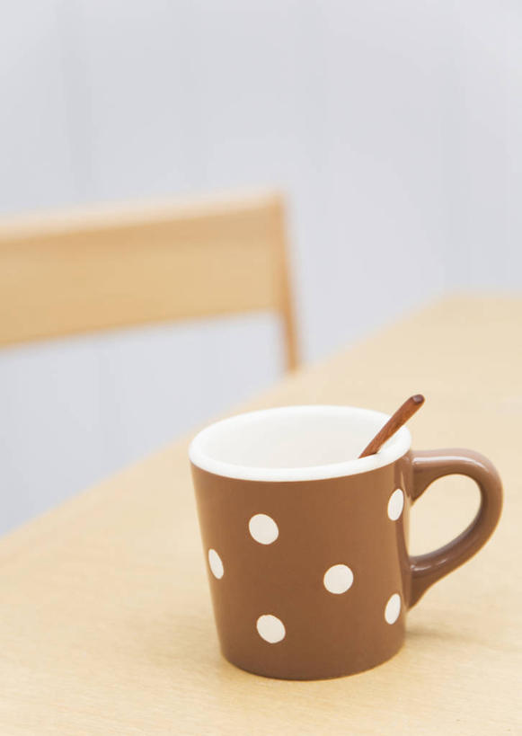 无人,竖图,俯视,室内,特写,白天,餐桌,桌子,静物,杯子,椅子,朦胧,模糊,勺子,陶瓷,木椅,墙,褐色,陶瓷制品,墙壁,墙面,一个,白色,马克杯,水杯,调羹,汤匙,单个,餐台,彩图,高角度拍摄