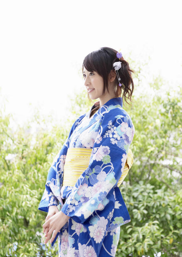 东方人,一个人,站,竖图,室外,白天,侧面,民族服装,植物,亚洲,仅一个年轻女性,仅一个女性,仅一个人,握,和服,朦胧,模糊,装饰,头饰,注视,黄种人,发簪,树,树木,绿色,自然,发饰,饰品,观察,看,站着,握着,服饰,生长,成长,观看,华丽,修饰,点缀,察看,关注,配饰,吴服,唐草,唐花,唐锦,衬托,美观,雅致,雅观,簪子,年轻女性,女人,女性,亚洲人,站立,半身,彩图,传统服装,民俗服