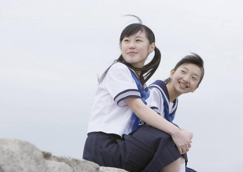 东方人,两个人,伙伴,朋友,坐,笑,微笑,露齿笑,横图,室外,白天,侧面,制服,友谊,亚洲,阴影,服装,光线,影子,扭头,注视,黄种人,领巾,堤坝,蓝色,蓝天,天空,阳光,天,观察,看,转头,同学,校服,晴朗,观看,察看,校友,关注,水手服,学生服,万里无云,同窗,学友,友情,年轻女性,女人,女性,亚洲人,晴空,晴空万里,坐着,半身,彩图,领饰,女生校服,女子校服,日本校服,水兵服,防洪堤