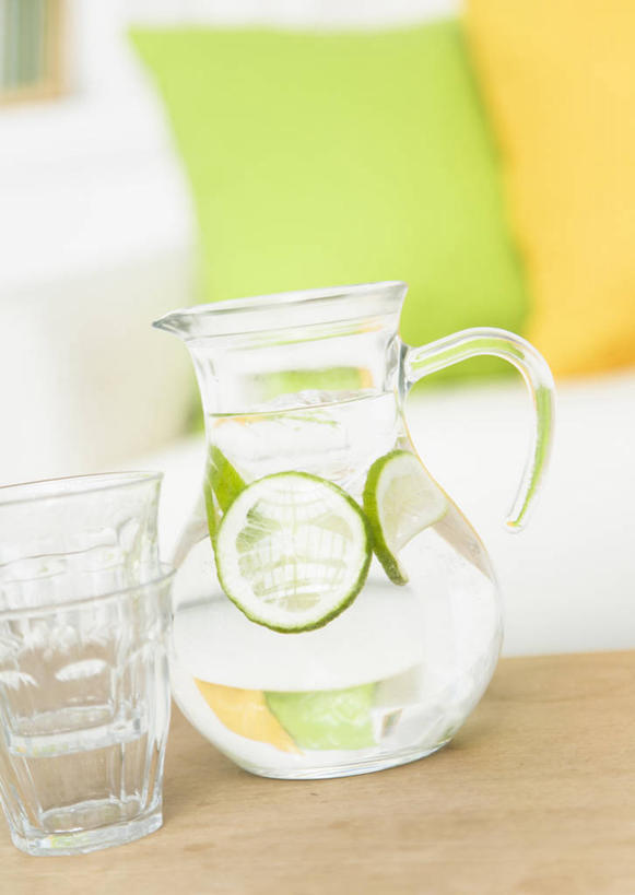 无人,家,客厅,竖图,俯视,室内,特写,白天,水,别墅,家具,靠垫,沙发,装修,桌子,建筑,柠檬,杯子,水果,欧式,朦胧,模糊,新鲜,装饰,木制,壶,液体,房屋,墙,屋子,公寓,生食,食品,果实,靠枕,豪华,茶几,饮用水,建设,现代,装潢,洋房,楼房,墙壁,墙面,住宅,玻璃制品,水壶,食物,两个,绿色,白色,茶壶,酒杯,木制品,啤酒杯,容器,垫子,室内装潢,枕头,矿泉水,橙色,有机食品,绿色食品,样板房,明亮,起居室,舒适,家居装潢,房屋设计,地中海风格,古典风格,简约风格,布艺沙发,室内设计,蒸馏水,宽敞,样板房装潢,客堂,设计,玻璃杯,益母果,柠果,彩图,高角度拍摄,房子