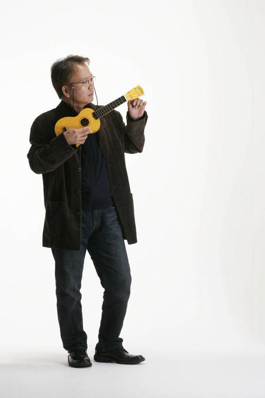 东方人,一个人,站,竖图,室内,白天,白色背景,正面,亚洲,仅一个男性,仅一个人,仅一个中年男性,握,服装,眼镜,吉他,乐器,弦乐器,弹奏,拿,拿着,注视,休闲装,黄种人,衣服,观察,看,站着,休闲,休闲服,握着,摄影,服饰,影棚,观看,察看,关注,弹拨弦鸣乐器,近视眼镜,尤克里里琴,夏威夷四弦琴,男人,男性,中年男性,亚洲人,站立,彩图,全身,影棚拍摄,拍摄,弹拨弦乐器