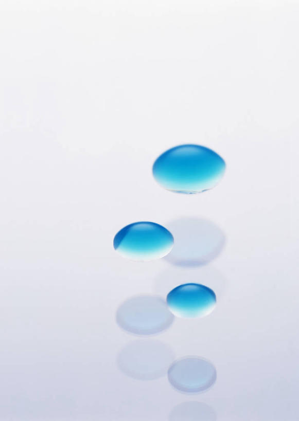 无人,竖图,室内,特写,白天,白色背景,正面,水,阴影,透明,反射,液体,影子,水滴,三滴,蓝色,摄影,影棚,理智,沉静,通明,冷色,高深,冷淡,彩图,影棚拍摄,拍摄
