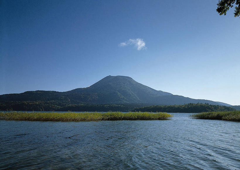 无人,公园,横图,室外,白天,正面,旅游,度假,草地,草坪,湖,湖泊,石头,美景,山,山脉,树林,水,植物,北海道,日本,阴影,光线,石子,影子,湖面,景观,山顶,山峰,水流,水面,云,云朵,山峦,云彩,娱乐,草,树,树木,蓝色,绿色,白云,蓝天,天空,阳光,自然,湖水,群山,天,享受,休闲,景色,放松,生长,晴朗,成长,国家公园,自然风光,东亚,沉积岩,日本国,北海道地方,北海道岛,阿寒湖,阿寒国家公园,颠峰,极峰,水成岩,石块,岩石,晴空,彩图,阿寒国立公园
