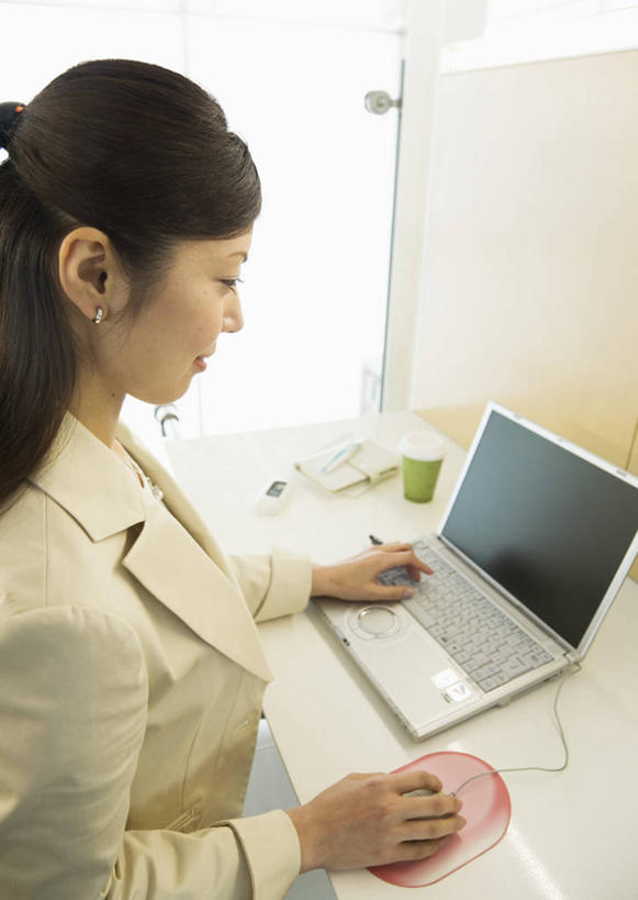 东方人,一个人,商务人士,商务女性,办公室,坐,竖图,俯视,室内,白天,电脑,笔记本电脑,鼠标,家具,桌子,亚洲,仅一个年轻女性,仅一个女性,仅一个人,敲打,阴影,套装,反射,网络,影子,办公桌,鼠标垫,注视,黄种人,输入,输入设备,通讯设备,垫子,打字,观察,看,观看,点击,敲击,察看,便利,无线,舒适,关注,通信设备,商务装,无线网络,无线上网,便携式电脑,工薪阶层,办公家具,按键,手提电脑,年轻女性,女人,女性,亚洲人,白领,上班族,坐着,半身,彩图,高角度拍摄