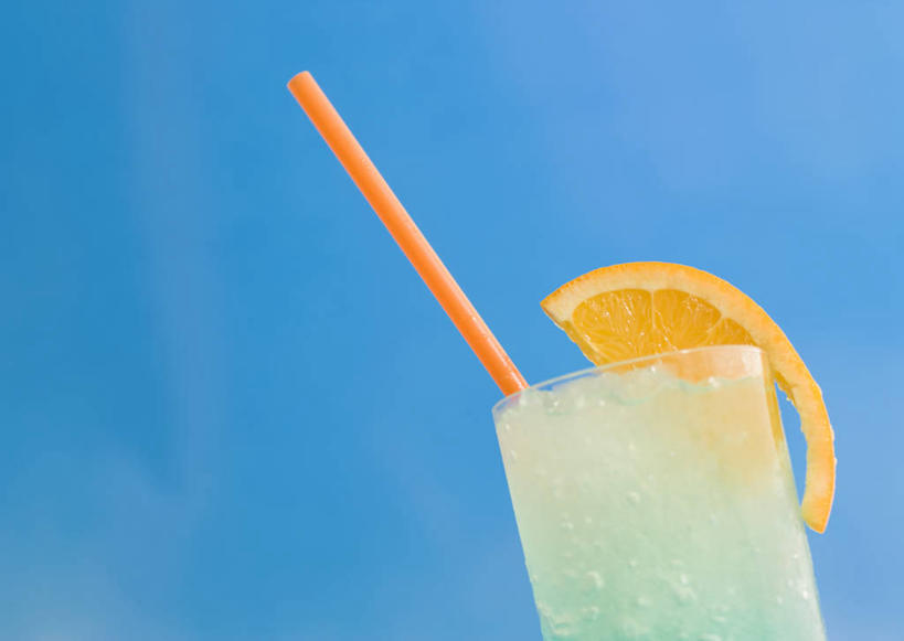 果汁,无人,横图,室外,特写,白天,仰视,柠檬,杯子,水果,一根,切开,阴影,新鲜,光线,影子,塑料,生食,食品,果实,饮品,一杯,柠檬汁,玻璃制品,食物,饮料,一个,蓝色,蓝天,天空,阳光,水杯,塑料制品,吸管,天,切,有机食品,绿色食品,晴朗,单个,空心,可口,剖面,切面,万里无云,饮管,适口,玻璃杯,晴空,晴空万里,益母果,柠果,彩图,低角度拍摄,圆柱状