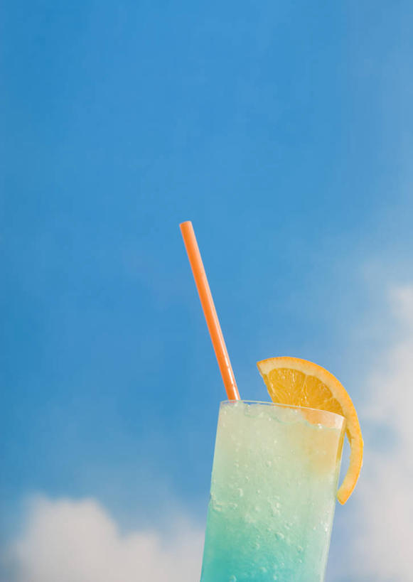 果汁,无人,竖图,室外,特写,白天,仰视,柠檬,杯子,水果,一根,切开,阴影,新鲜,光线,影子,塑料,云,云朵,生食,食品,果实,饮品,一杯,柠檬汁,云彩,玻璃制品,食物,饮料,一个,蓝色,白云,蓝天,天空,阳光,水杯,塑料制品,吸管,天,切,有机食品,绿色食品,晴朗,单个,空心,可口,剖面,切面,饮管,适口,玻璃杯,晴空,益母果,柠果,彩图,低角度拍摄,圆柱状