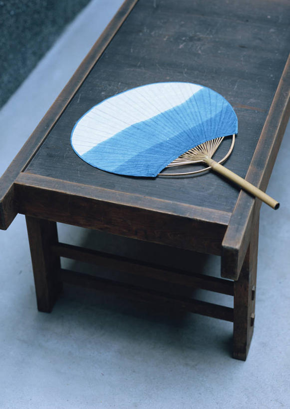 无人,竖图,俯视,室内,特写,白天,桌面,桌子,静物,一把,木制,扇子,清凉,凉爽,文化,蓝色,木制品,彩图,高角度拍摄,和风扇,和风扇子,凉扇,传统文化