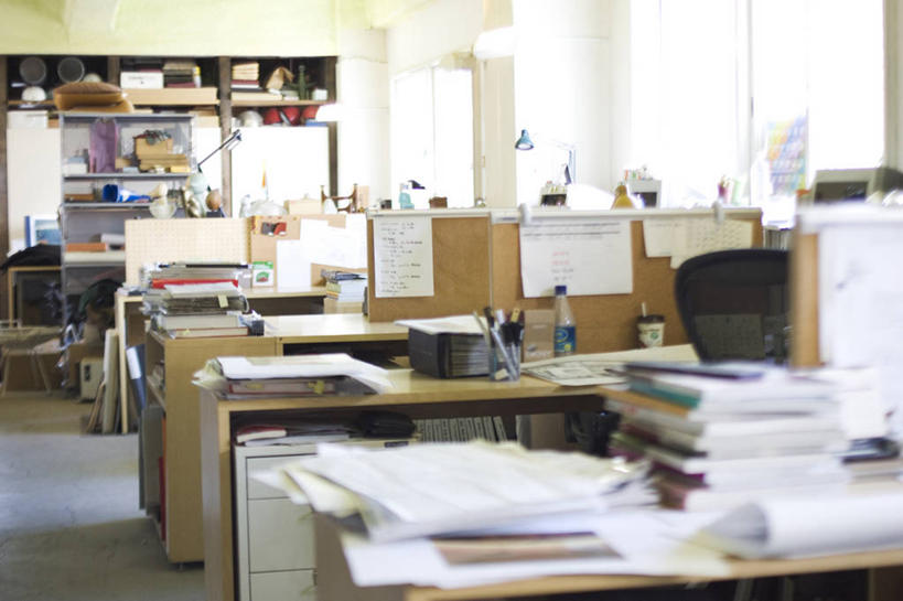 无人,办公室,横图,室内,白天,正面,窗户,家具,桌子,笔筒,朦胧,模糊,笔,材料,档案,文件,纸,办公桌,墙,办公用品,水笔,玻璃窗,墙壁,墙面,文具,容器,手稿,学习用品,资料,器皿,储藏,文具用品,证明,储存,文档,办公家具,插笔器具,文房用具,彩图,贮存