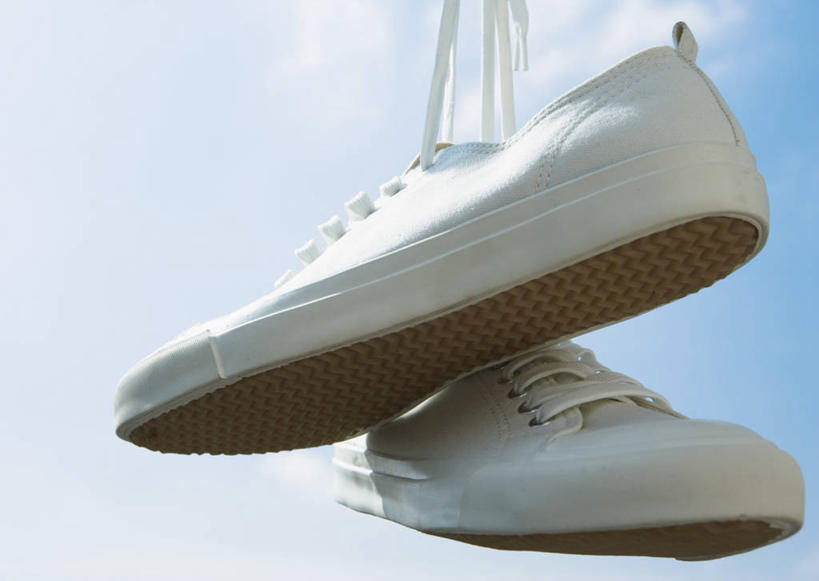 无人,横图,室外,特写,白天,仰视,静物,鞋子,一双,吊挂,悬挂,阴影,光线,影子,云,云朵,挂,云彩,蓝色,白色,白云,蓝天,天空,阳光,天,晴朗,休闲鞋,板鞋,晴空,彩图,低角度拍摄