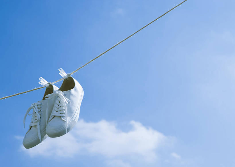 无人,横图,室外,特写,白天,仰视,静物,鞋子,一双,吊挂,悬挂,阴影,光线,影子,塑料,云,云朵,挂,云彩,蓝色,白色,白云,蓝天,天空,阳光,夹子,晾衣绳,绳子,塑料制品,天,晴朗,休闲鞋,板鞋,衣夹,晴空,彩图,低角度拍摄