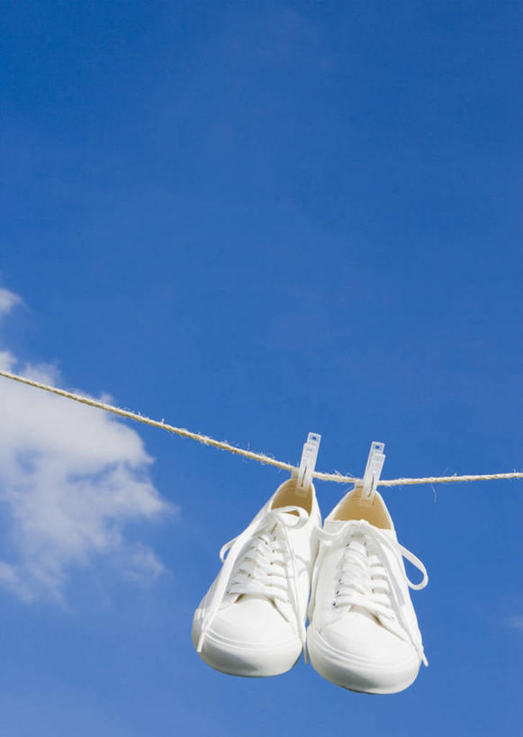 无人,竖图,室外,特写,白天,仰视,静物,鞋子,一双,吊挂,悬挂,阴影,光线,影子,塑料,云,云朵,挂,云彩,蓝色,白色,白云,蓝天,天空,阳光,夹子,晾衣绳,绳子,塑料制品,天,晴朗,休闲鞋,板鞋,衣夹,晴空,彩图,低角度拍摄