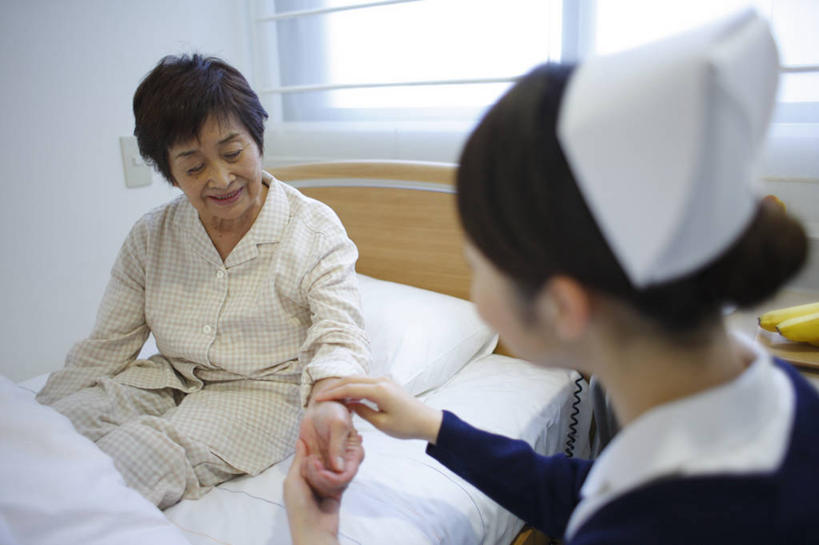 东方人,背部,两个人,病人,护士,医院,坐,笑,微笑,横图,室内,白天,正面,工作服,制服,窗户,床,亚洲,服装,朦胧,模糊,墙,床单,注视,黄种人,被子,玻璃窗,相视,墙壁,墙面,衣服,病床,观察,看,面对面,服饰,观看,对视,察看,被单,互视,白衣天使,衣着,穿着,关注,病患,相对,把脉,医疗机构,相看,工作制服,衣饰,切脉,评脉,老年女性,年轻女性,女人,女性,亚洲人,患者,就医者,坐着,半身,彩图,工作套服,病院,诊所,护理床,医疗床