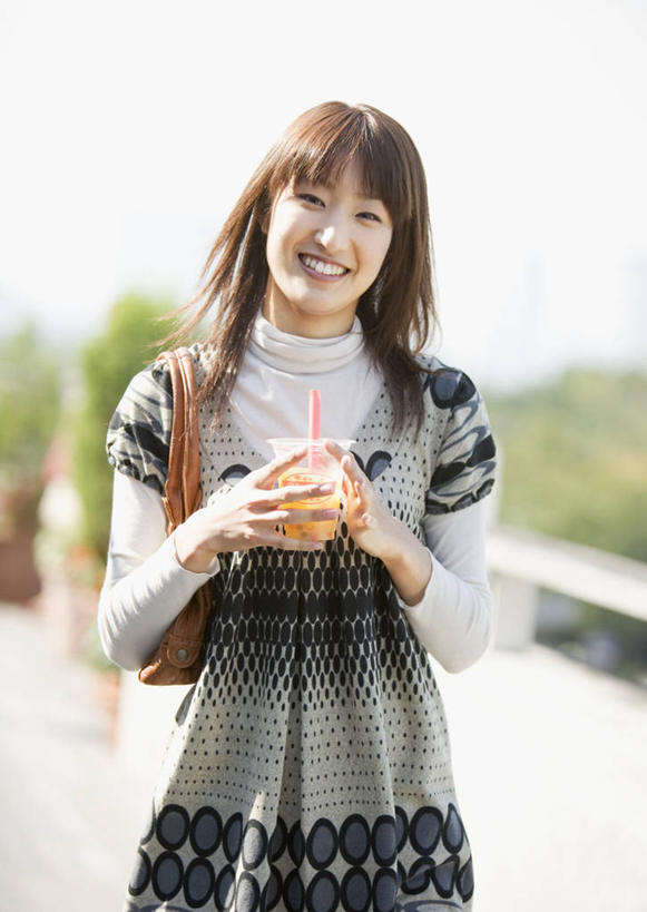 果汁,东方人,一个人,站,笑,微笑,露齿笑,竖图,室外,白天,正面,树林,植物,杯子,亚洲,仅一个年轻女性,仅一个女性,仅一个人,握,服装,朦胧,模糊,饮品,一杯,拿,拿着,注视,休闲装,黄种人,树,树木,饮料,衣服,绿色,天空,自然,纸制品,天,观察,看,站着,休闲,休闲服,握着,服饰,生长,成长,观看,纸杯,察看,关注,可口,一次性杯子,适口,年轻女性,女人,女性,亚洲人,站立,半身,彩图