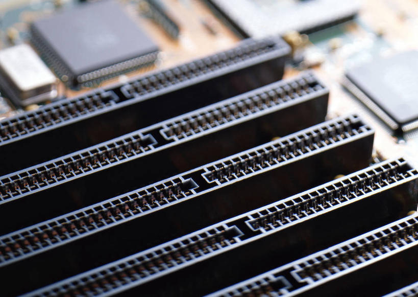 无人,横图,俯视,室内,特写,白天,静物,一排,整齐,电路板,通道,排列,线路板,集成电路板,内存条,插槽,印刷电路板,内存,队列,集成电路,PCB板铝基板,PCB电路板,超薄电路板,超薄线路板,高频板,缓冲,彩图,高角度拍摄,数据交换