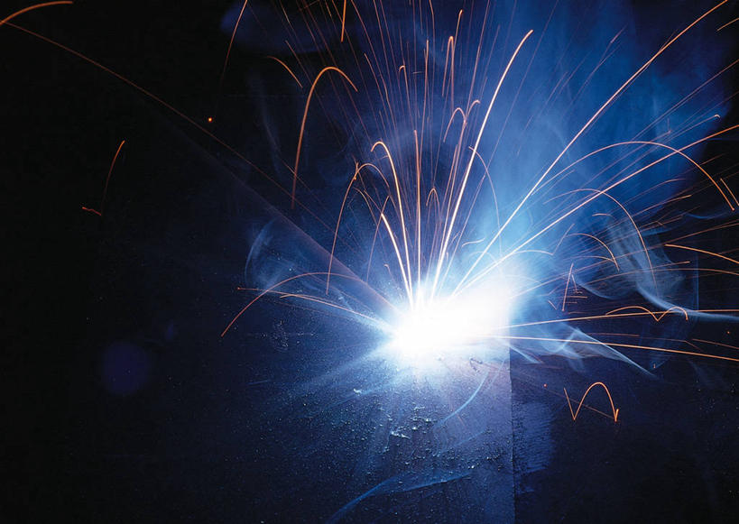 无人,横图,室外,特写,夜晚,正面,热情,火,连接,阴影,飞溅,黑色背景,组合,朦胧,模糊,溅,透明,光线,火苗,火焰,影子,燃烧,蓝色,点燃,电焊,焊接,喷射,火光,紧固,喷洒,拼接,拼凑,焊枪,拼合,凑集,聚合,撮合,牢固,理智,沉静,电弧焊,冷色,高深,冷淡,危险,彩图