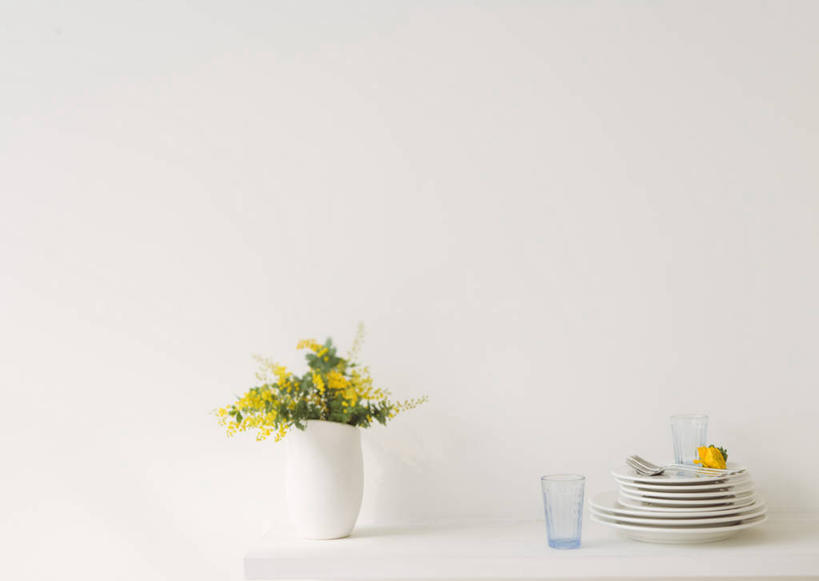 无人,横图,室内,特写,白天,白色背景,正面,桌面,桌子,含羞草,杯子,餐具,花瓶,阴影,盛开,反射,木制,碟子,盘,影子,陶瓷,陶瓷制品,花蕾,玻璃制品,花,花瓣,花朵,鲜花,一个,黄色,盘子,餐巾,木制品,瓶子,水杯,碟,花苞,花蕊,摄影,影棚,单个,保洁方巾,口布,玻璃杯,知羞草,怕丑草,感应草,彩图,影棚拍摄,拍摄