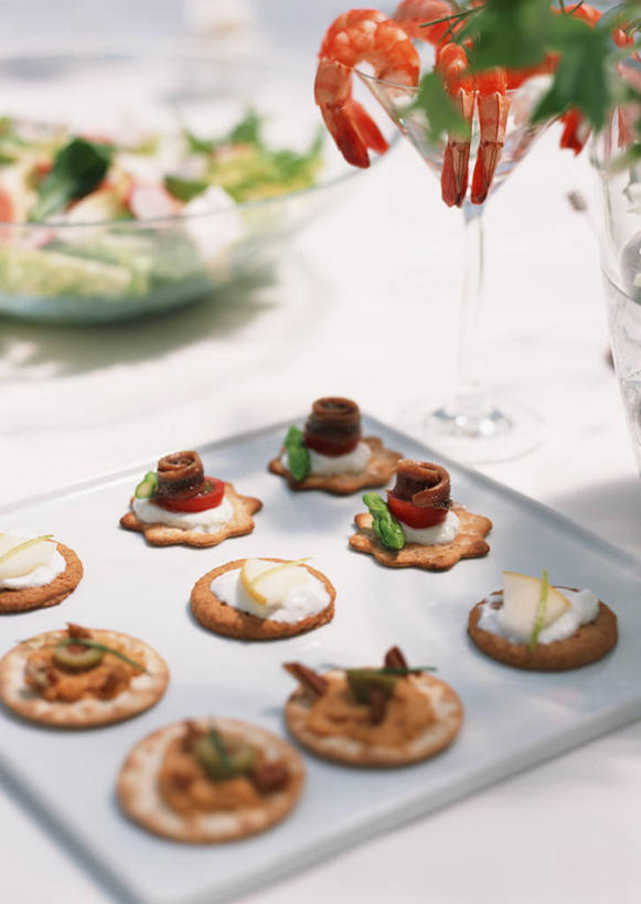 点心,红酒,葡萄酒,无人,竖图,俯视,室内,特写,白天,烹饪,西餐,餐桌,桌子,杯子,餐具,一排,许多,阴影,朦胧,模糊,整齐,反射,碟子,高脚杯,盘,影子,虾,料理,食品,红酒杯,白葡萄酒,酒类,菜肴,美食,大虾,玻璃制品,酒,食物,饮料,排列,盘子,餐巾,酒杯,碟,饼干,零食,西式,佳肴,对虾,餐台,葡萄酒杯,队列,斑节虾,东方对虾,中国对虾,保洁方巾,口布,玻璃杯,彩图,高角度拍摄,法国菜