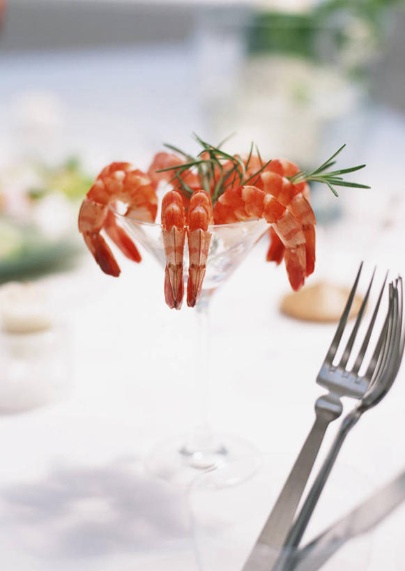 红酒,葡萄酒,无人,竖图,俯视,室内,特写,白天,烹饪,西餐,餐桌,桌子,杯子,餐具,阴影,朦胧,模糊,反射,叉子,刀叉,刀子,高脚杯,影子,冰,虾,冰块,料理,食品,红酒杯,白葡萄酒,酒类,一杯,冷冻,菜肴,美食,大虾,玻璃制品,酒,食物,饮料,酒杯,水杯,寒冷,西式,佳肴,对虾,冷藏,餐台,冰冷,葡萄酒杯,餐刀,餐叉,斑节虾,保鲜,东方对虾,中国对虾,玻璃杯,进餐用具,彩图,高角度拍摄,法国菜