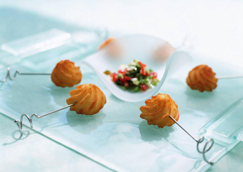 无人,横图,俯视,室内,特写,白天,烹饪,西餐,餐桌,桌子,蔬菜,土豆,餐具,玻璃,一堆,许多,阴影,堆叠,堆积,朦胧,模糊,新鲜,反射,碟子,盘,影子,生食,蔬菜沙拉,油炸,沙拉,料理,食品,色拉,沙律,菜肴,美食,玻璃制品,食物,盘子,容器,碟,碗,西式,佳肴,有机食品,绿色食品,餐台,色拉酱,储藏,堆,储存,千岛酱,取食签,馍馍蛋,洋芋,山药蛋,马铃薯,彩图,高角度拍摄,法国菜,贮存