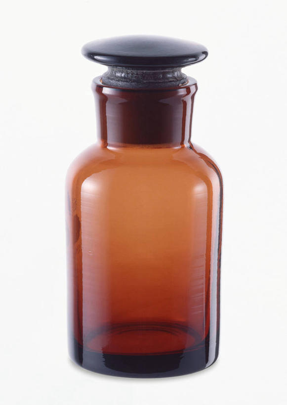 无人,竖图,室内,特写,白天,白色背景,正面,实验,仪器,静物,阴影,研究,透明,反射,分析,化学,测试,试剂瓶,影子,棕色,玻璃制品,一个,玻璃瓶,瓶子,器皿,摄影,影棚,单个,计量,玻璃仪器,试验耗材,实验用品,彩图,影棚拍摄,拍摄