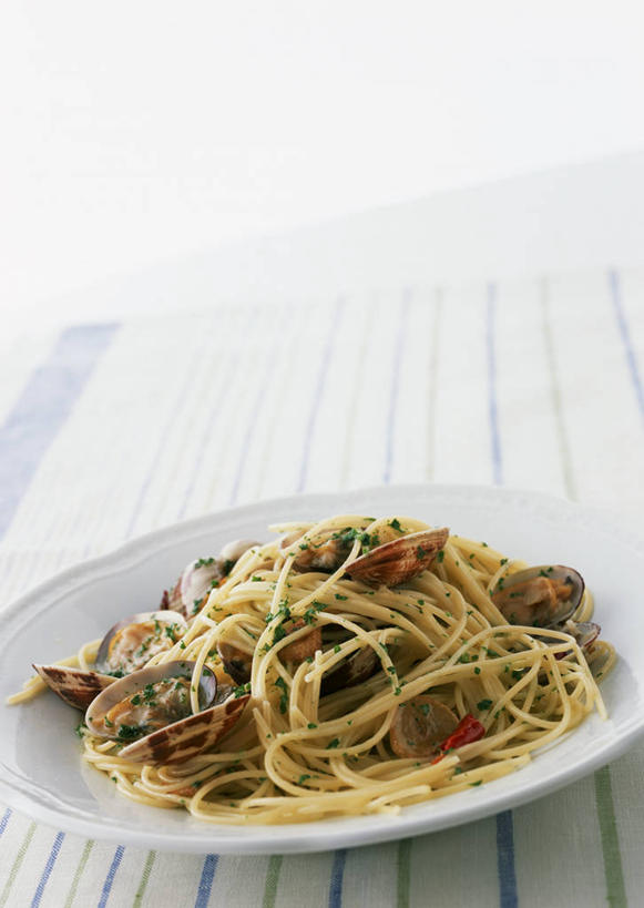 海鲜,面食,面条,意大利面,白酒,无人,竖图,俯视,室内,特写,白天,西餐,桌面,桌子,海胆,餐具,一堆,许多,阴影,堆叠,堆积,反射,木制,鱼,碟子,盘,影子,面,肉,鱼肉,料理,食品,酒类,烧酒,蛤蜊,水产,肉类,鱼类,海洋生物,酒,食物,饮料,一个,白色,盘子,木制品,碟,奶油,蛤,西式,单个,堆,乳制品,水生动物,海产品,水生物,肉食,海底动物,鳕鱼,蛤仔,蒸馏酒,刺锅子,海刺猬,烈酒,激凌,克林姆,淇淋,鳘鱼,彩图,高角度拍摄