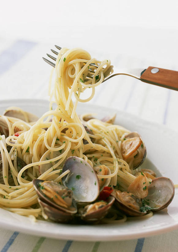 海鲜,面食,面条,意大利面,白酒,无人,竖图,俯视,室内,特写,白天,西餐,餐桌,桌子,海胆,餐具,一把,一堆,许多,阴影,堆叠,堆积,朦胧,模糊,环绕,缠绕,反射,鱼,叉子,碟子,盘,影子,面,肉,鱼肉,料理,食品,酒类,烧酒,蛤蜊,水产,肉类,鱼类,海洋生物,酒,食物,饮料,一个,白色,盘子,碟,奶油,蛤,西式,单个,餐台,堆,乳制品,水生动物,海产品,纠缠,水生物,肉食,海底动物,鳕鱼,餐叉,蛤仔,蒸馏酒,刺锅子,海刺猬,烈酒,激凌,克林姆,淇淋,鳘鱼,进餐用具,彩图,高角度拍摄