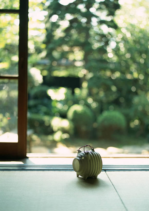 无人,竖图,室内,白天,正面,植物,窗户,落地窗,朦胧,模糊,日本文化,蚊香猪,蚊香架,塌塌米,榻榻米,文化,玻璃窗,树,树木,一个,绿色,自然,生长,单个,成长,和风,叠席,彩图,蚊取豚,香薰器,小猪香炉,传统文化