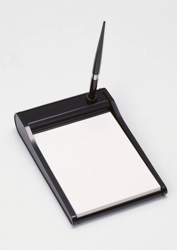 无人,竖图,俯视,室内,特写,白天,白色背景,静物,阴影,反射,笔,影子,办公用品,钢笔,记事本,文具,本子,笔记本,学习用品,摄影,影棚,文具用品,一支,彩图,高角度拍摄,影棚拍摄,拍摄