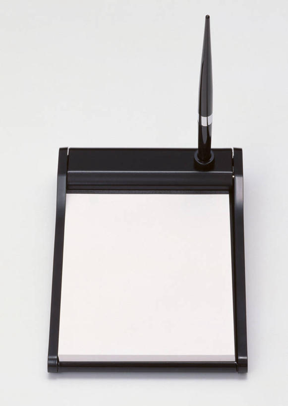 无人,竖图,俯视,室内,特写,白天,白色背景,静物,阴影,反射,笔,影子,办公用品,钢笔,记事本,文具,本子,笔记本,学习用品,摄影,影棚,文具用品,一支,彩图,高角度拍摄,影棚拍摄,拍摄