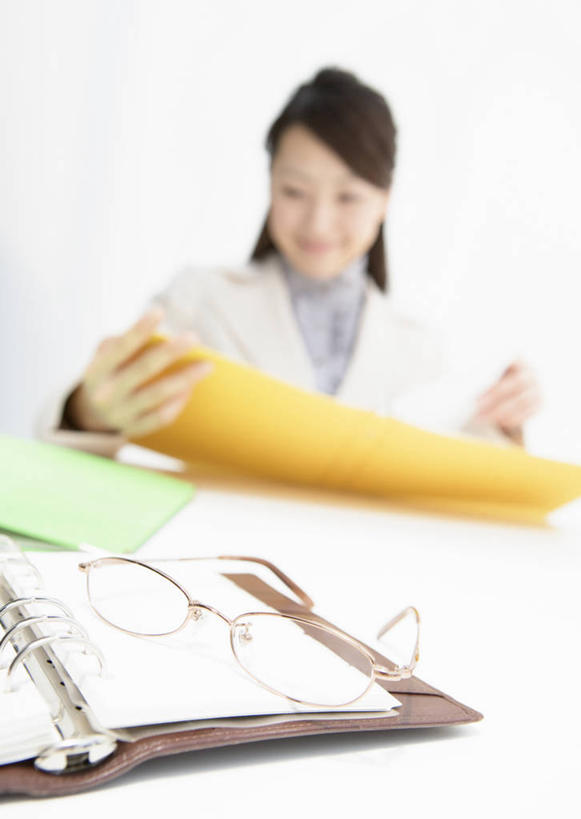 东方人,一个人,商务人士,商务女性,办公室,坐,竖图,室内,白天,正面,家具,桌子,亚洲,仅一个年轻女性,仅一个女性,仅一个人,握,套装,朦胧,模糊,材料,档案,文件,眼镜,纸,办公桌,记事本,拿,拿着,注视,黄种人,本子,笔记本,手稿,资料,低头,观察,看,握着,观看,证明,察看,关注,文档,商务装,近视眼镜,工薪阶层,活页本,便签本,办公家具,活页夹,年轻女性,女人,女性,亚洲人,白领,上班族,坐着,半身,彩图,日记本,活页夹记事本