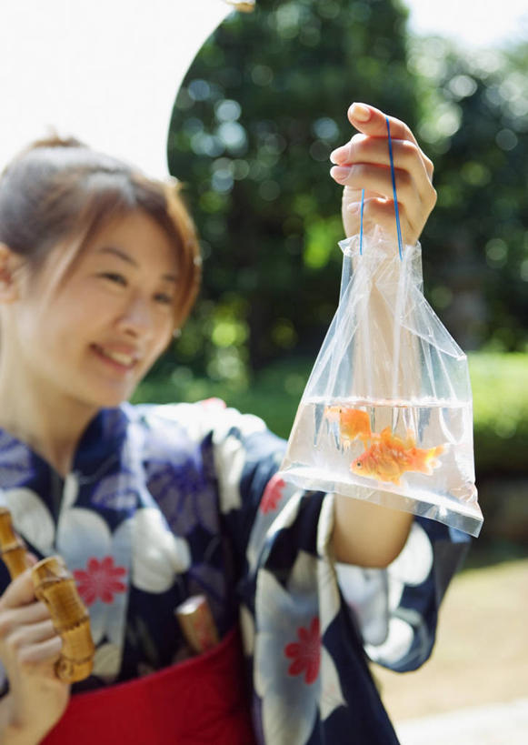 东方人,一个人,站,举,笑,微笑,露齿笑,竖图,室外,白天,正面,民族服装,草地,草坪,植物,袋子,亚洲,仅一个年轻女性,仅一个女性,仅一个人,握,阴影,和服,朦胧,模糊,光线,金鱼,鱼,影子,塑料,拿,拿着,注视,黄种人,塑料袋,鱼类,草,树,树木,绿色,阳光,自然,容器,塑料制品,观察,看,托,站着,握着,服饰,皮夹子,钱包,生长,成长,观看,储藏,察看,零钱包,皮夹,储存,关注,保鲜袋,吴服,唐草,唐花,唐锦,观赏鱼,金鲫鱼,年轻女性,女人,女性,亚洲人,举起,举手,举着,向上举,向上伸,向上托,站立,半身,彩图,传统服装,民俗服,浴衣,贮存