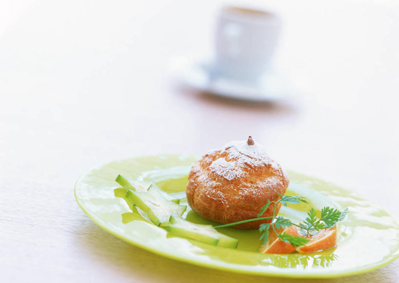 点心,无人,横图,俯视,室内,特写,白天,桌面,桌子,杯子,餐具,阴影,朦胧,模糊,反射,木制,碟子,盘,影子,食品,泡芙,甜点,甜品,食物,糕点,一个,盘子,木制品,水杯,碟,甜食,单个,茶杯,彩图,高角度拍摄