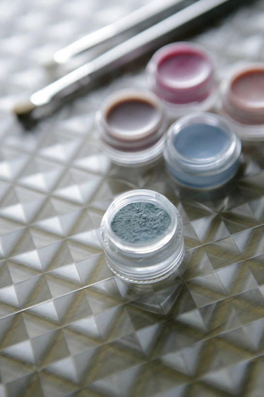 无人,竖图,俯视,室内,特写,白天,化妆,美容,静物,许多,护肤,阴影,朦胧,模糊,反射,纹路,纹理,影子,塑料,盒子,粉色,蓝色,彩妆,化妆刷,容器,刷子,塑料制品,保养,享受,休闲,眼影,放松,保健,眼影刷,储藏,调色盘,美容工具,调色板,储存,养颜,彩妆刷,化妆工具,肌理,彩图,高角度拍摄,眼影调色盘,贮存