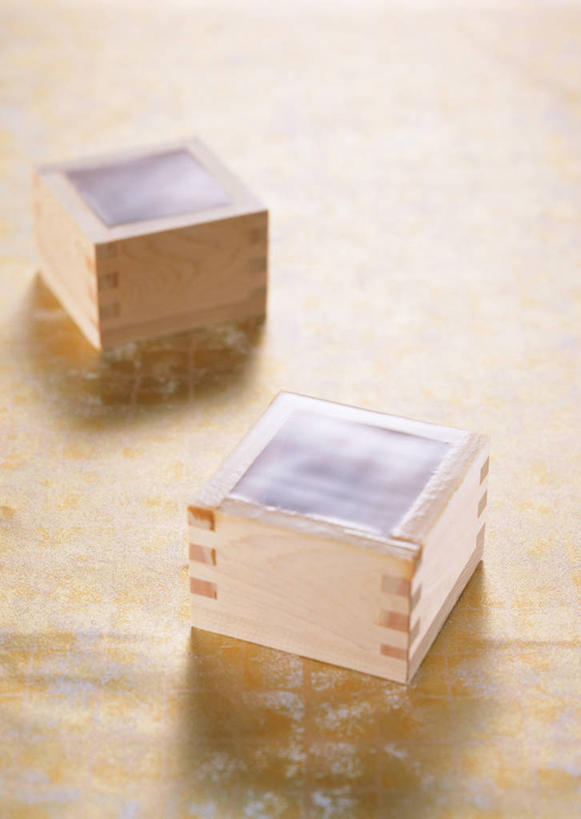 清酒,无人,竖图,俯视,室内,特写,白天,桌面,桌子,阴影,反射,木制,木盒,影子,酒类,酒,饮料,两个,木制品,容器,储藏,储存,彩图,高角度拍摄,贮存