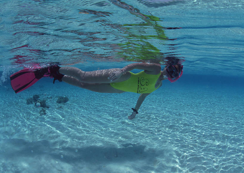 游泳,西方人,一个人,横图,室外,白天,侧面,锻炼,旅游,度假,运动,海底,水下,海浪,海洋,美景,欧洲,马尔代夫,欧洲人,亚洲,仅一个年轻女性,仅一个女性,仅一个人,潜水员,服装,潜水镜,泳镜,景观,浪花,水底,娱乐,衣服,自然,海水,享受,休闲,蛙鞋,景色,放松,海底世界,潜水服,潜水,服饰,脚蹼,呼吸管,衣着,穿着,自然风光,南亚,潜水装备,海景,面镜,浮潜,潜水运动,马尔代夫共和国,衣饰,体育,年轻女性,女人,女性,白种人,大海,风浪,海,海床,海水的波动,近岸浪,涌浪,彩图,全身,健身,干式潜水服