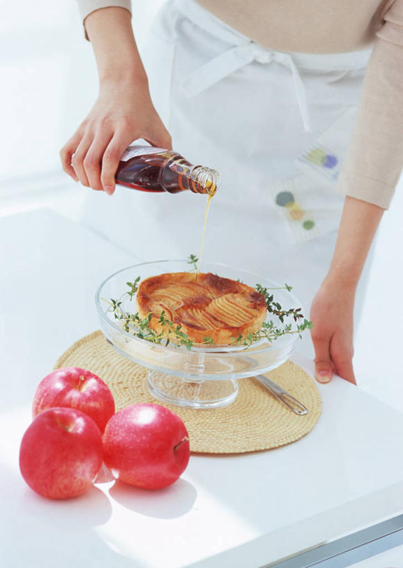 点心,东方人,一个人,站,竖图,俯视,室内,白天,下午茶,餐桌,厨房,桌子,苹果,餐具,水果,亚洲,仅一个年轻女性,仅一个女性,仅一个人,握,服装,新鲜,工具,围裙,生食,食品,果实,刀具,拿,拿着,休闲装,黄种人,食物,糕点,衣服,红色,刀,站着,休闲,休闲服,握着,服饰,有机食品,绿色食品,餐台,苹果蛋糕,餐刀,年轻女性,女人,女性,亚洲人,站立,半身,彩图,高角度拍摄,灶间,蛋糕